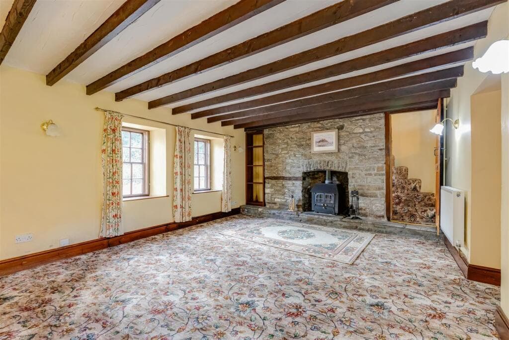 Empty room before virtual staging